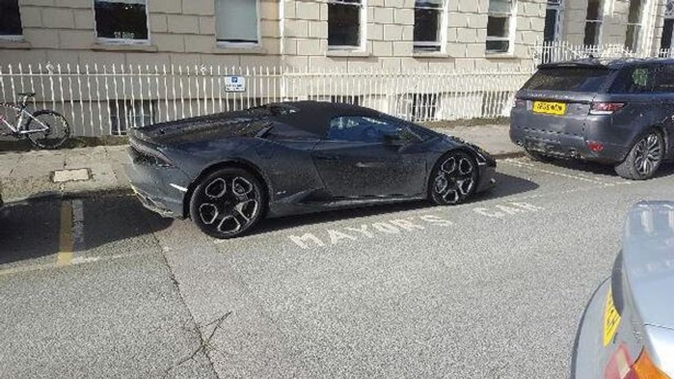 Parkon Lamborghinin në vendin e rezervuar për kryetarin e komunës denohet disa here foto 2