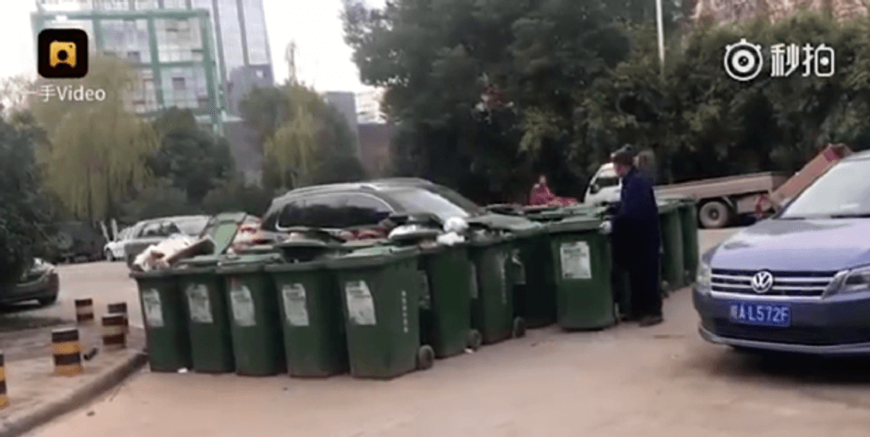 Parkon në vend të gabuar vetura i rrethohet me 40 shporta mbeturinash foto 3