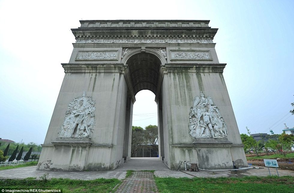 Parku me imitimet e 50 objekteve të famshme nga vende të ndryshme të botës foto 9