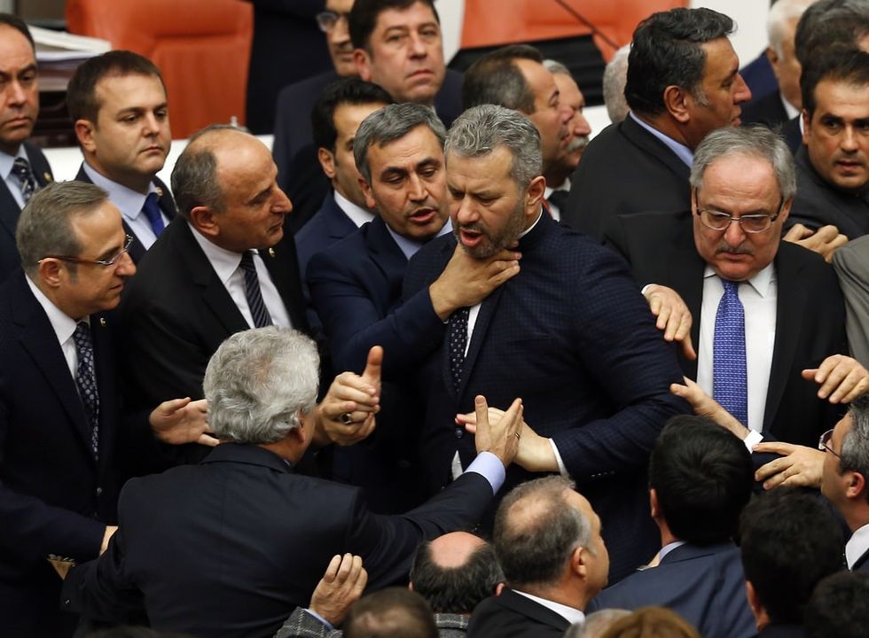 parlament 4