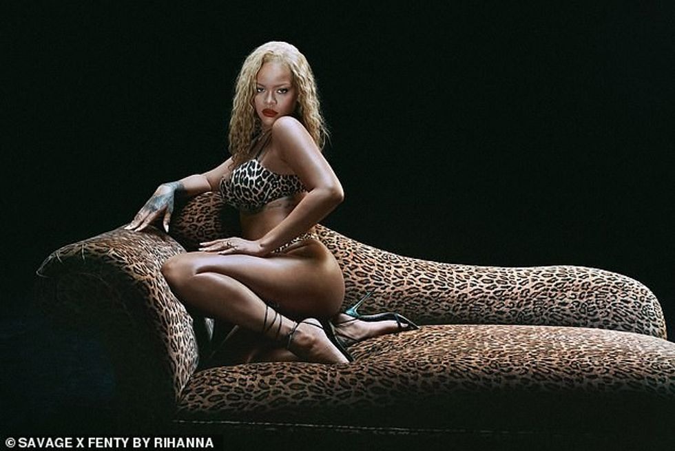 Partnerja e A$AP Rocky u pa edhe me të pasmet e saj të dukshme teksa mbante flokët e saj të gjata bjonde poshtë. Një tjetër pozë u fokusua në këmbët e saj të tonifikuara dhe të gjata