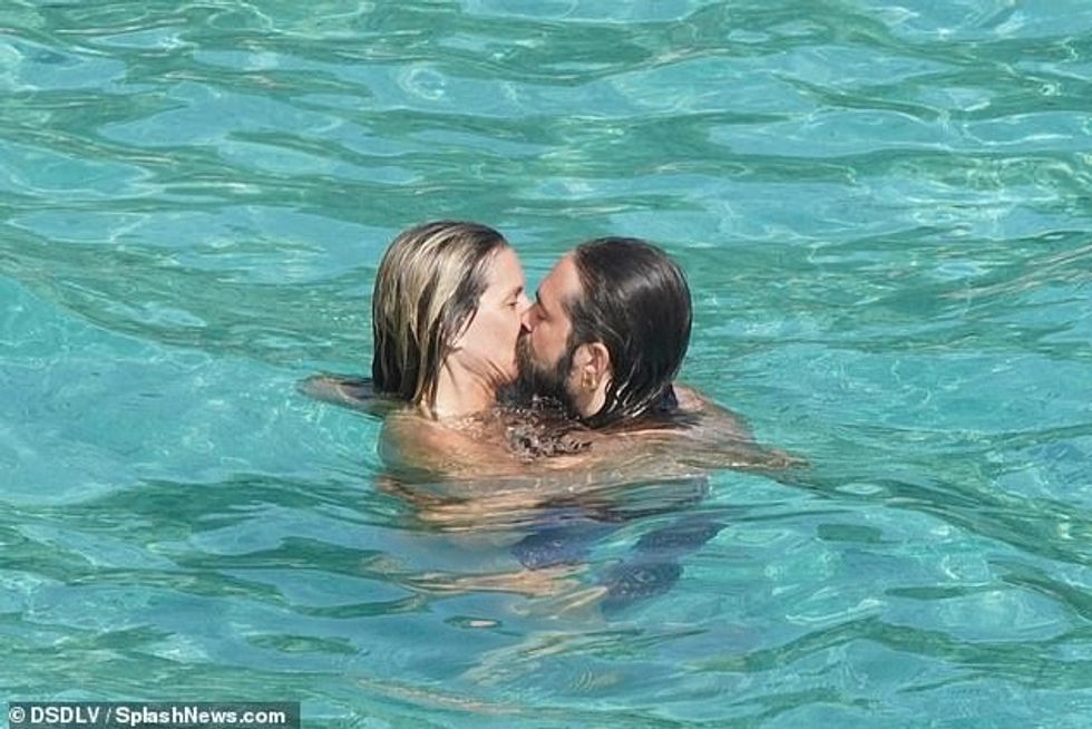 Pas dasmës së tyre, Tom përqafoi rolin e tij si njerku, duke u bashkuar me Klum në rritjen e fëmijëve të saj