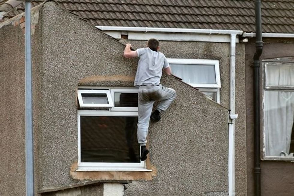 Pas gjashtë orësh në kulm pajtohet te zbrese kur i ofrojne hamburger foto 2