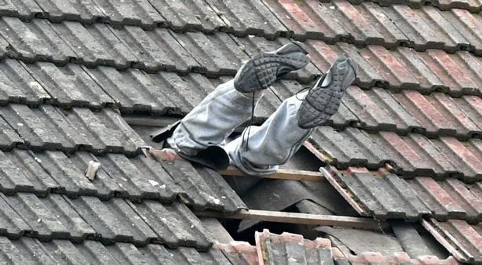 Pas gjashtë orësh në kulm pajtohet te zbrese kur i ofrojne hamburger foto 3