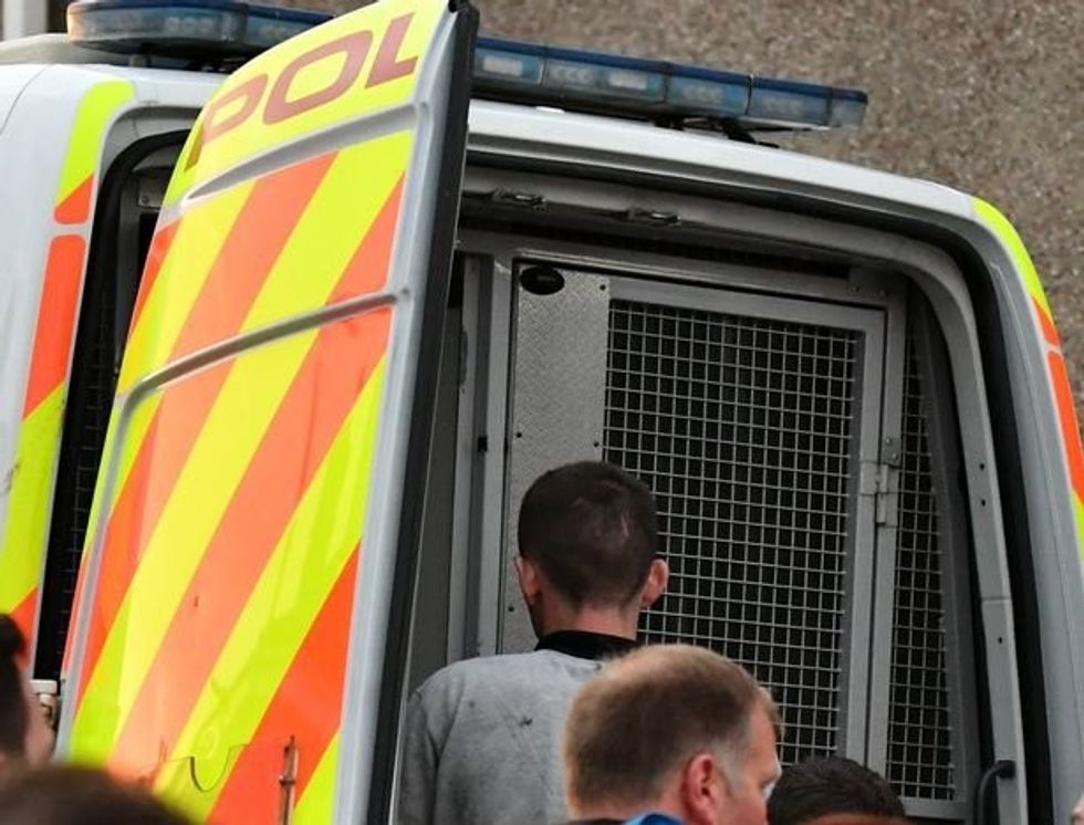 Pas gjashtë orësh në kulm pajtohet te zbrese kur i ofrojne hamburger foto 4