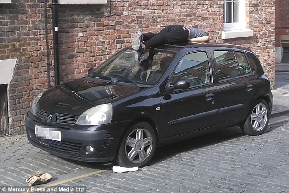 Pas një nate me shumë pije fjeti siper vetures foto 2