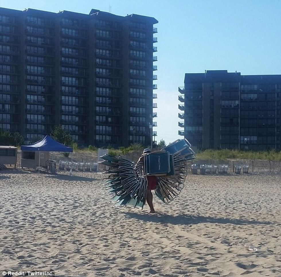Pasi e pastroi plazhin barti edhe dhjetra karrige ne krahe foto 2