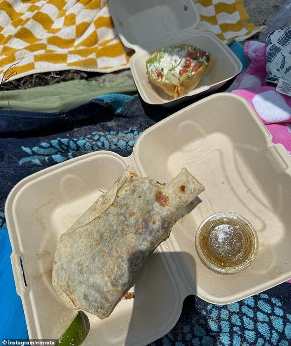 Pasi mori ushqimin meksikan, ajo dhe familja e saj me sa duket e sollën vaktin në plazh, pasi ajo gjithashtu përfshiu një imazh të burritos së saj në një kontejner atje.
