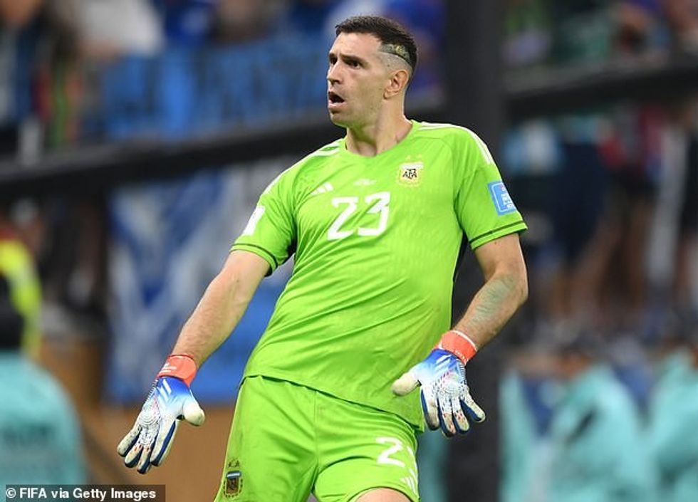 Patrick Vieira ka kritikuar Emiliano Martinez (në foto) për veprimet e tij të diskutueshme të Kupës së Botës.