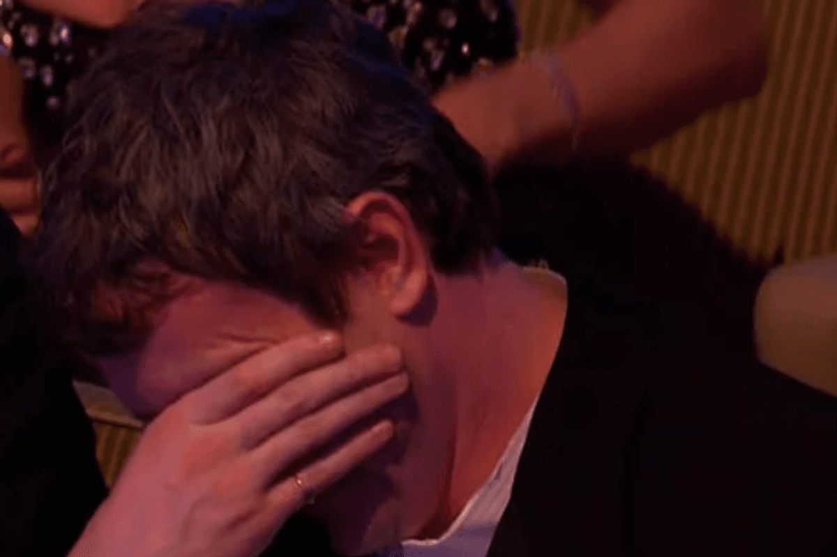 Paul Mescal vihet në siklet teksa kapet nga prezantuesi duke qëndruar në telefon gjatë ceremonisë BAFTA Paul Mescal vihet në siklet teksa kapet nga prezantuesi duke qëndruar në telefon gjatë ceremonisë BAFTA