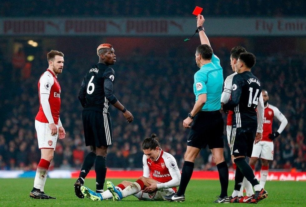 Paul Pogba harus diusir keluar lapangan usai melakukan pelanggaran terhadap Hector Bellerin