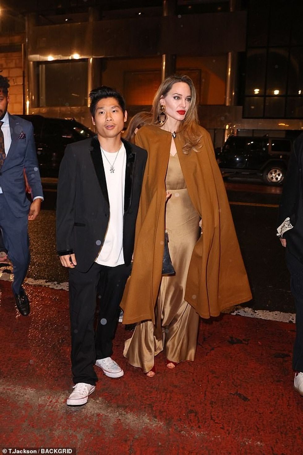 Pax, 20 vjeç, ka vite që është larguar nga babai i tij i famshëm, si shumë nga vëllezërit e motrat e tij; Pax dhe Angelina u fotografuan në prill në NYC