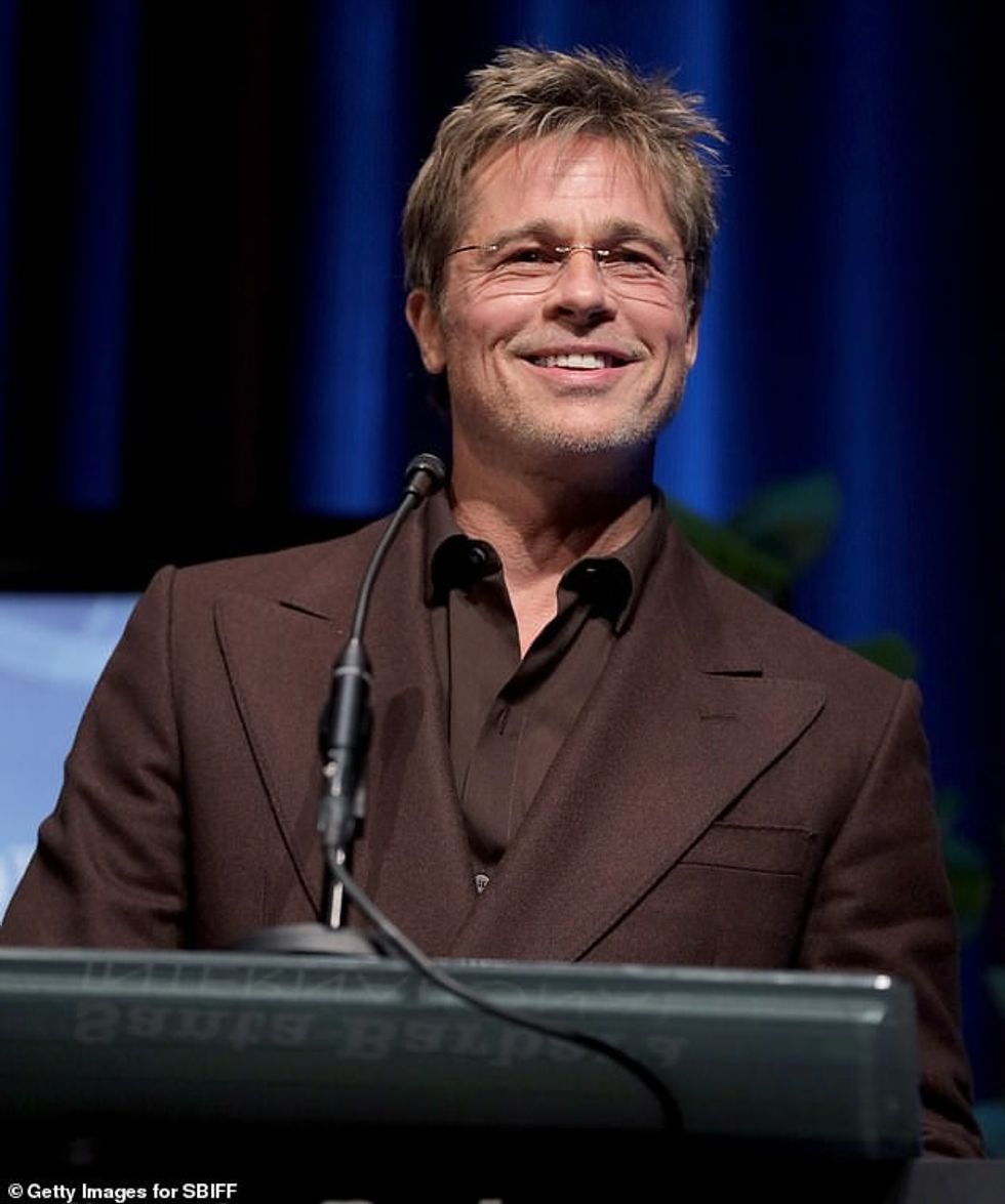 Pax dhe vëllai i tij më i madh Maddox janë larguar nga babai i tyre Brad që nga një incident i vitit 2016 në një avion privat, në të cilin Jolie e akuzoi atë se e kishte sulmuar fizikisht në gjendje të dehur; Pitt është fotografuar në shkurt