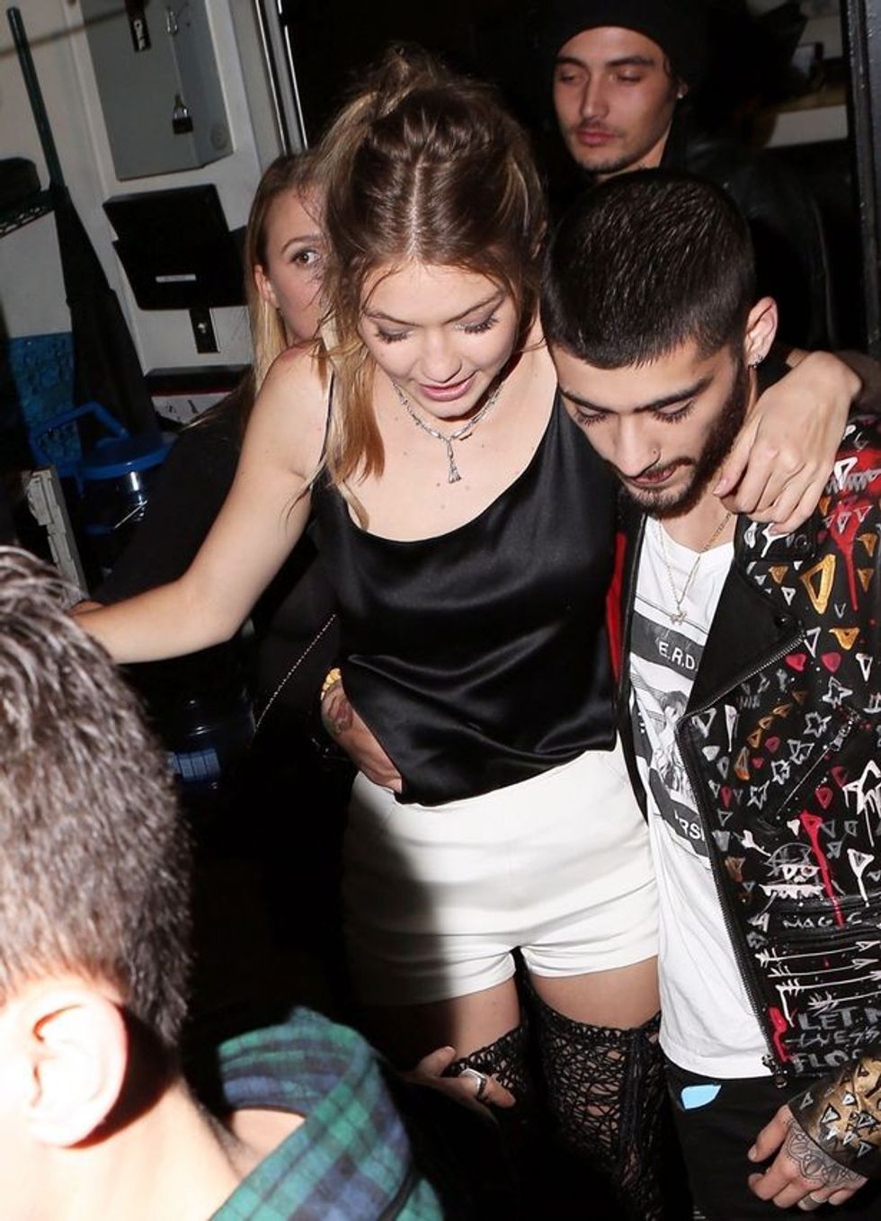 PAY-Gigi-Hadid-is-carried-from-her-star-studded-21st-birthday-party-by-boyfriend-Zayn-Malik (1)