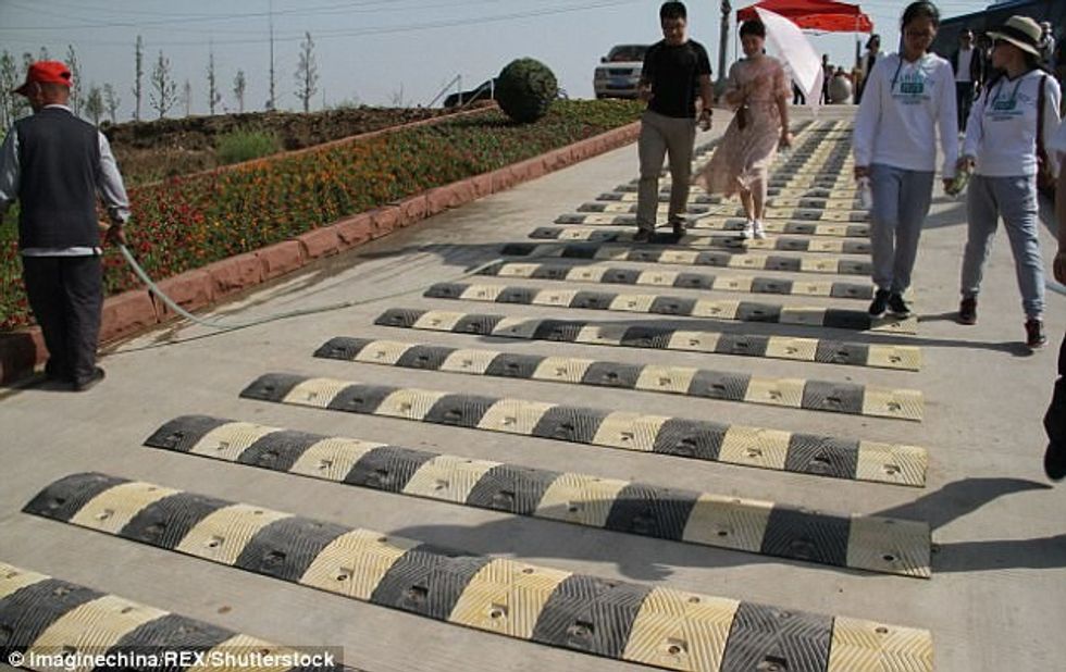 Pengesa në rrugë kalimtaret te shikojne me gjate bukurite e asaj zone foto 3