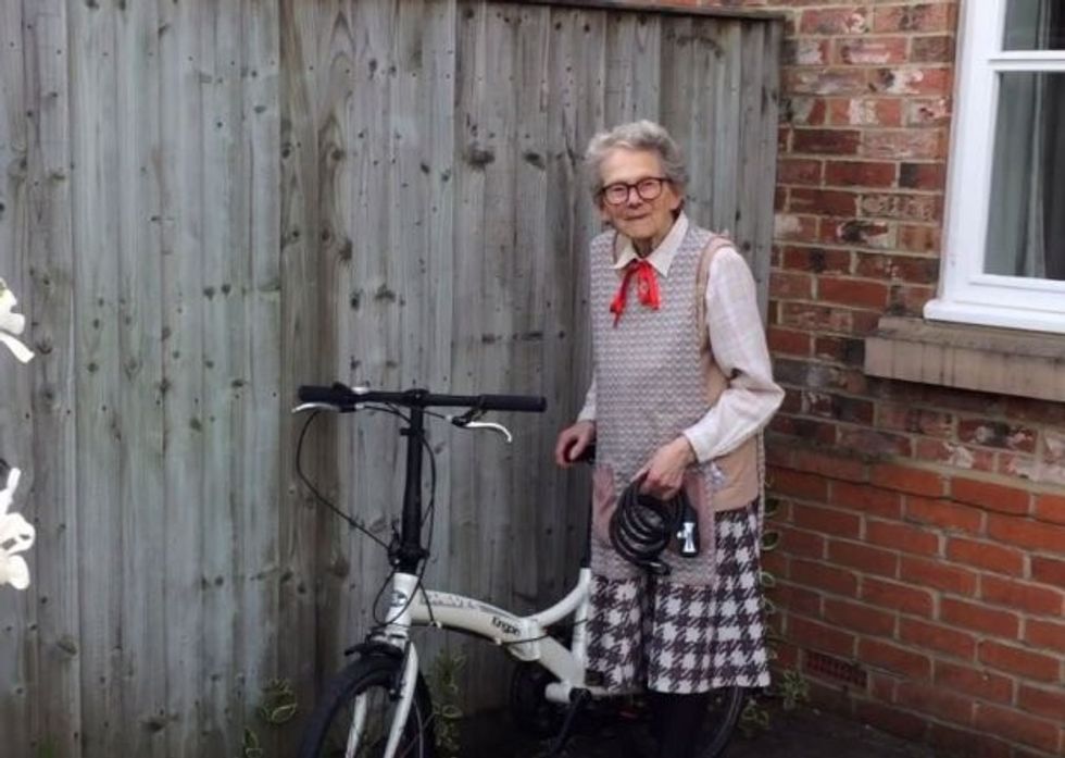 Pensionistes ia vjedhin biçikletën njerezit e panjohur ofrojne te ja blejne nje te re foto 2