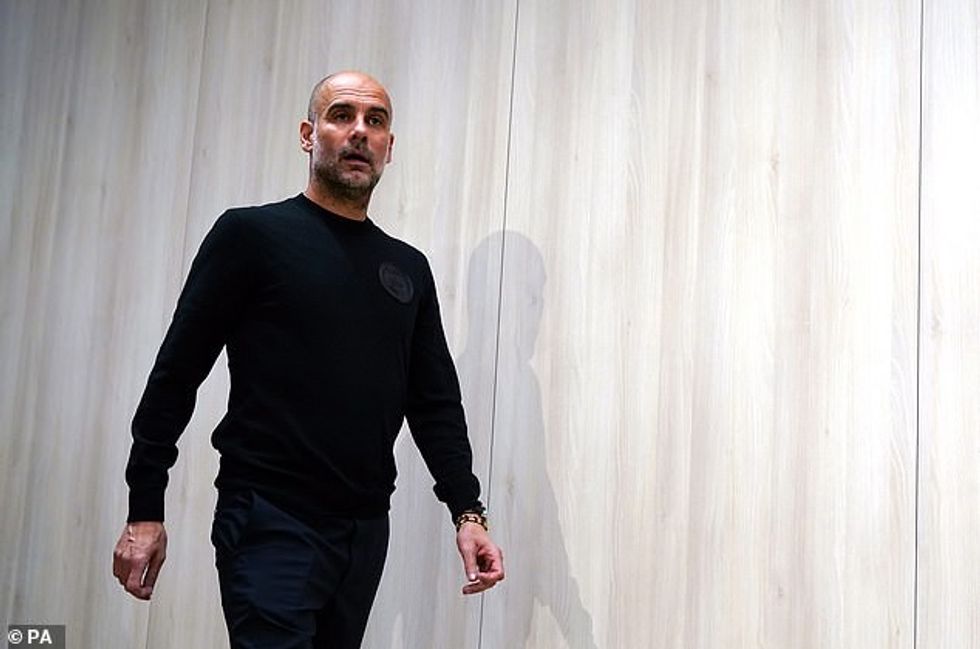Pep Guardiola brenda Santiago Bernabeu të hënën mbrëma përpara konferencës së tij për shtyp - skuadra e tij Manchester City po përgatitet të përballet me Real Madridin në Ligën e Kampionëve.