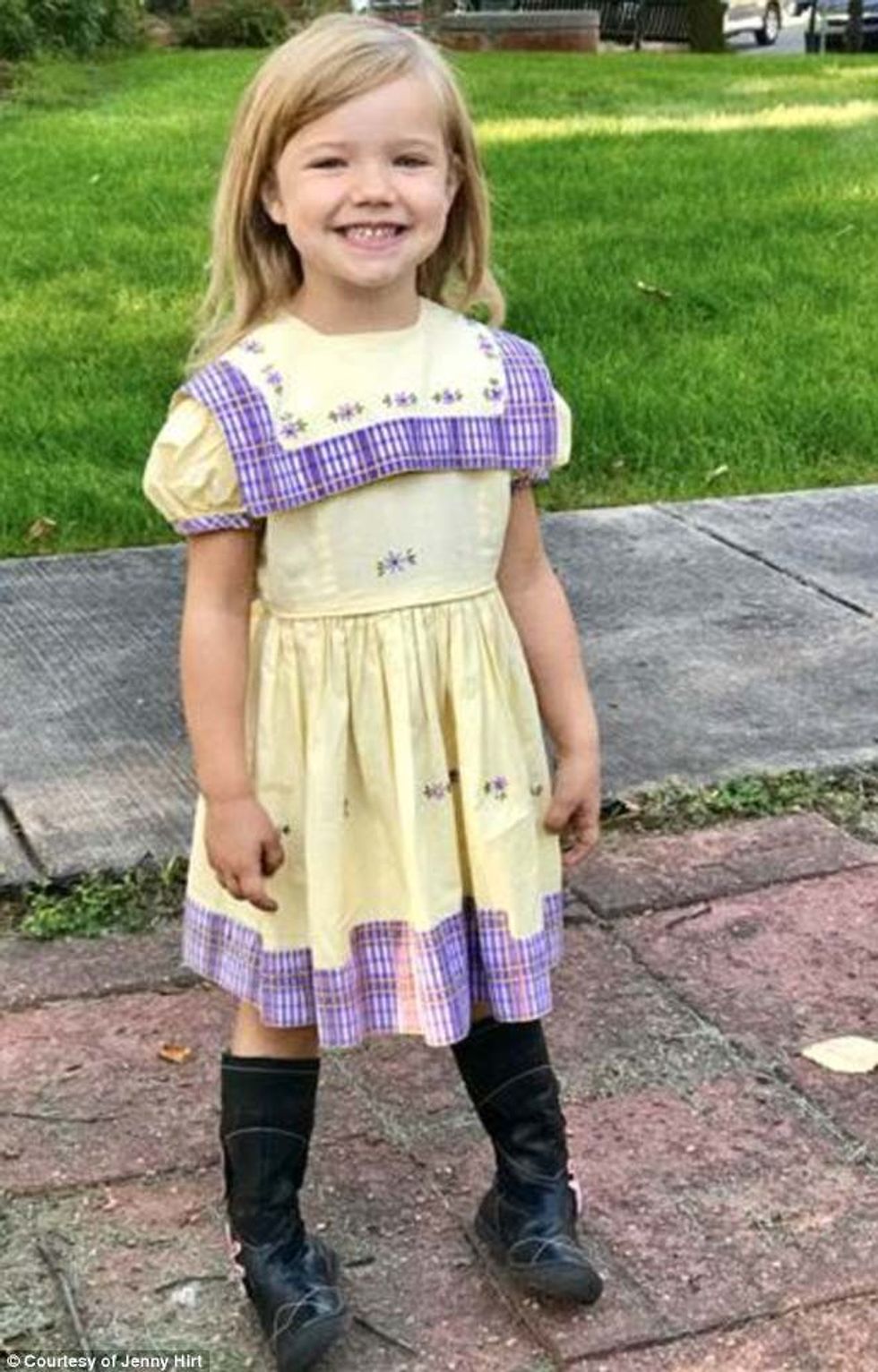 Për ditën e parë të kopshtit veshi fustanin qe ishte perdorur nga 19 trashegimtare foto 2