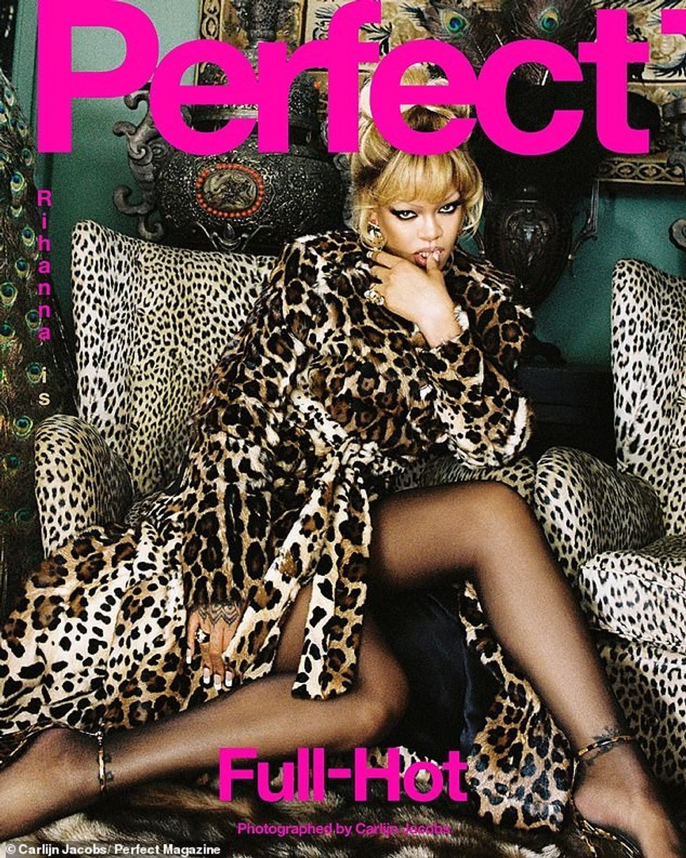 Për një pamje tjetër, këngëtarja e Work ka kthyer kokën me një pallto leopardi me një rrip të ngjashëm rreth belit të saj.