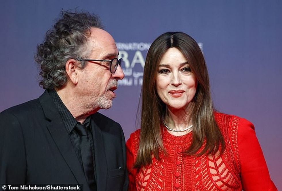 Për të kompletuar look-un e saj, aktorja ka aksesuar më tej me një byzylyk diamanti argjendi, një gjerdan diamanti dhe ka veshur një gamë të përsosur grimi.