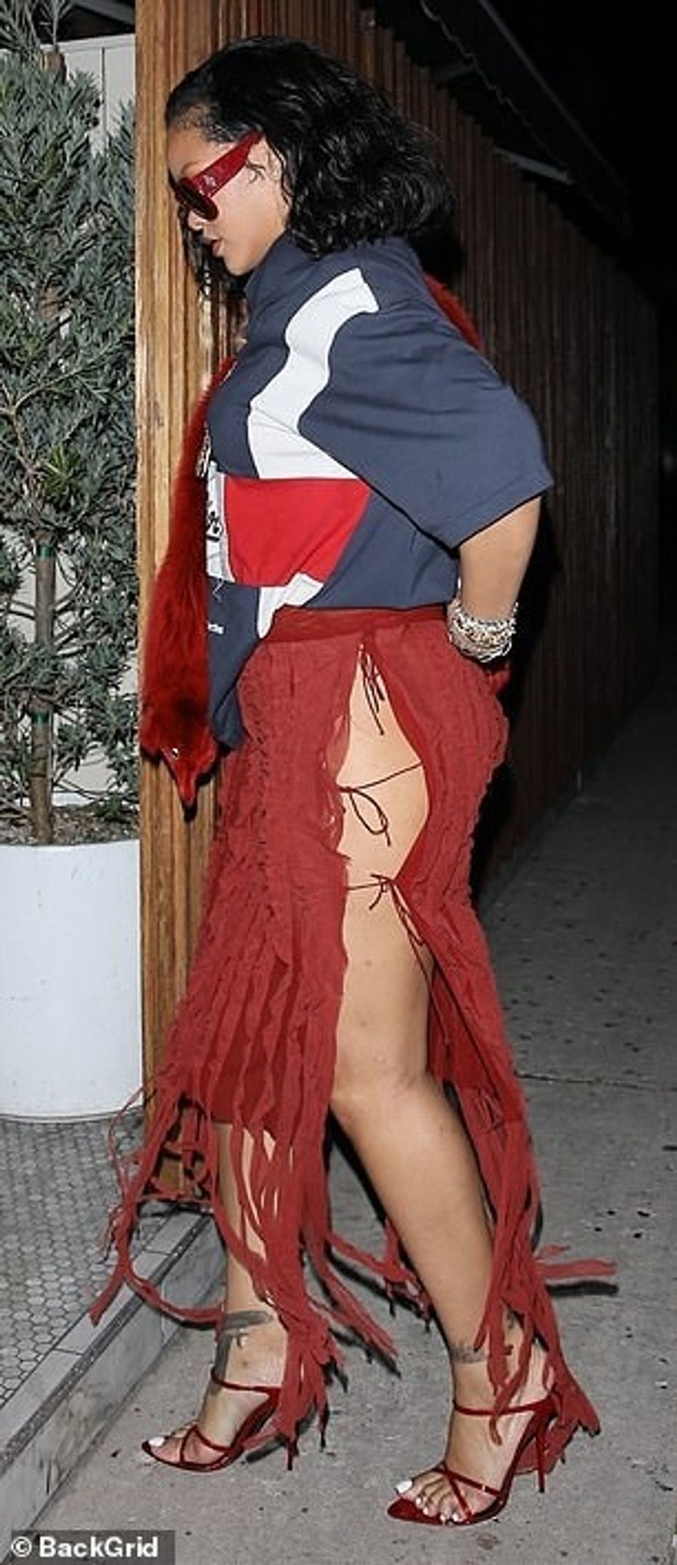 Për të mbrojtur modestinë e saj, nëna e dy fëmijëve kishte veshur të brendshme të zeza tanga