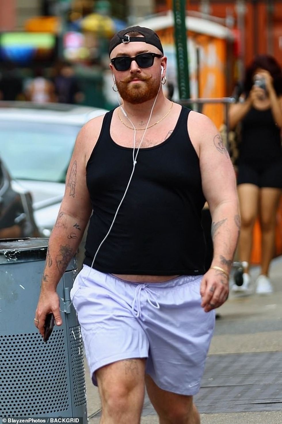 Për të zbukuruar aksesorët, performuesja mbajti një profil të ulët me një palë syze dielli me ngjyrë të zezë, të cilat i kombinoi me një kapelë të veshur mbrapsht.