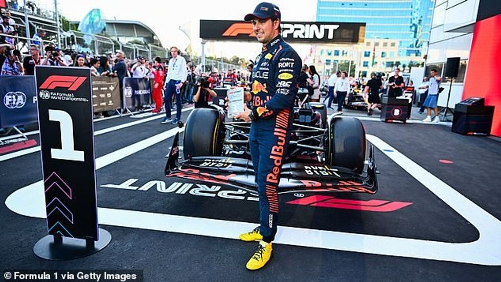 Perez shton tetë pikë në renditjen e tij në kampionatin botëror duke fituar garën e sprintit në Baku