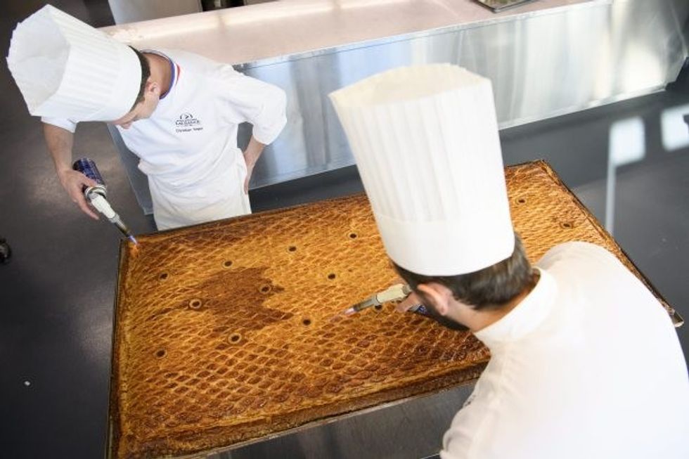 Përgatitet byreku njëcopësh nga mishi qe ka peshen e njeriut mesatar foto 2