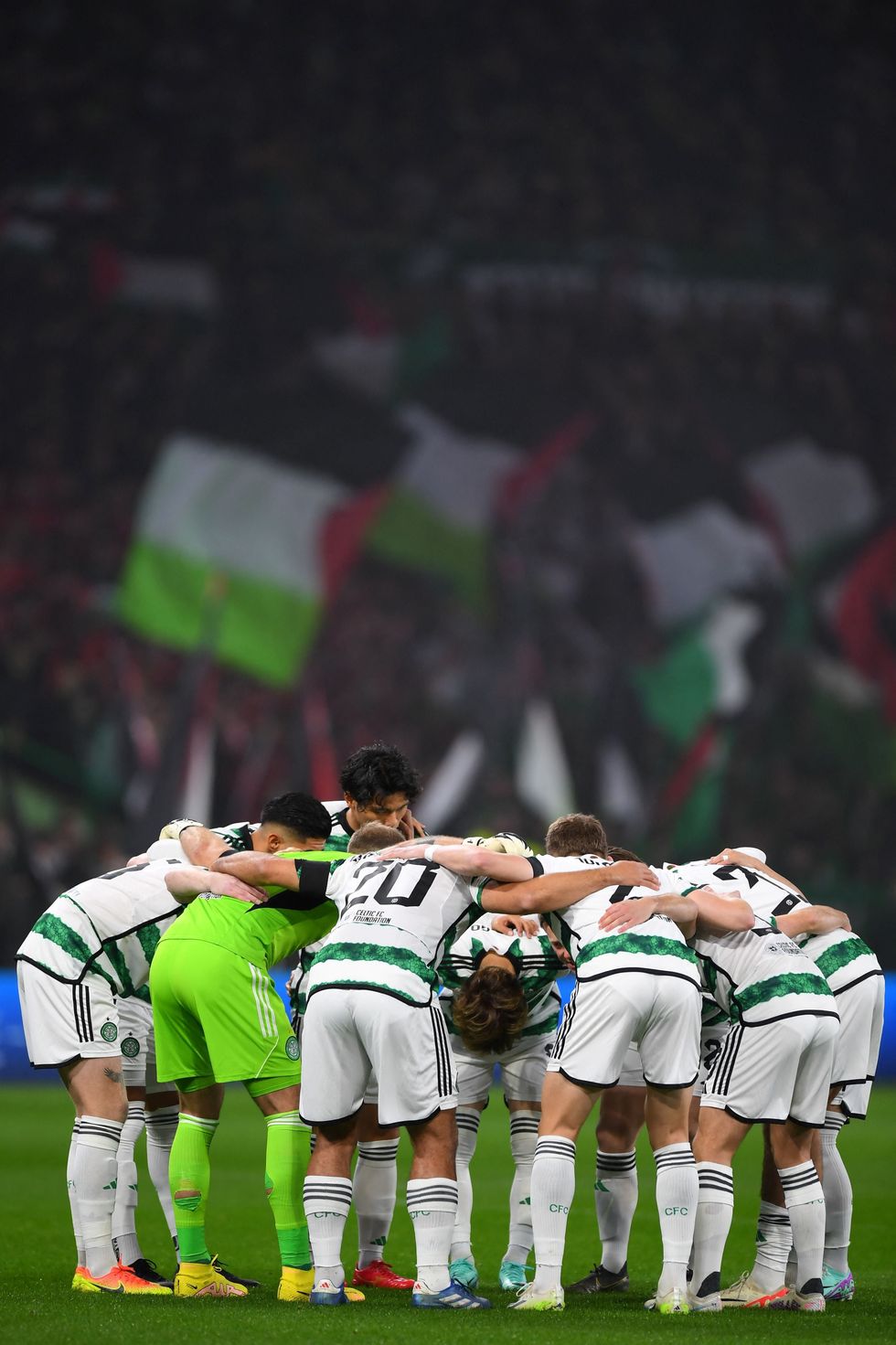 </p><p>Përkrahësit mbajnë flamuj palestinezë në Celtic Park përpara fillimit</p>