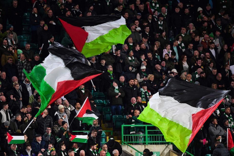 </p><p>Përkrahësit mbajnë flamuj palestinezë në Celtic Park</p>