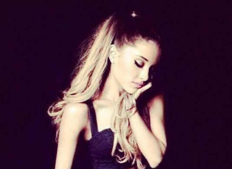 Përkundër ofertave të shumta që mund t’i sjellin famë dhe para, ajo zgjedh të punojë si infermiere.