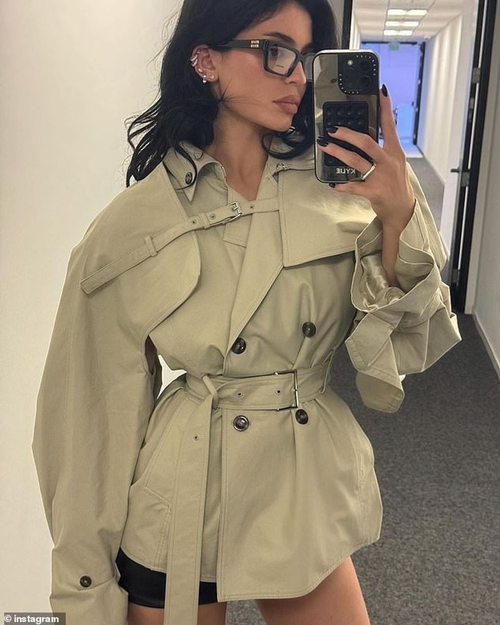 Përpara se të nisej për ditën, nëna e dy fëmijëve ndau disa foto dhe video të shkurtra të ndërmarrjes së saj sartoriale në Instagram.