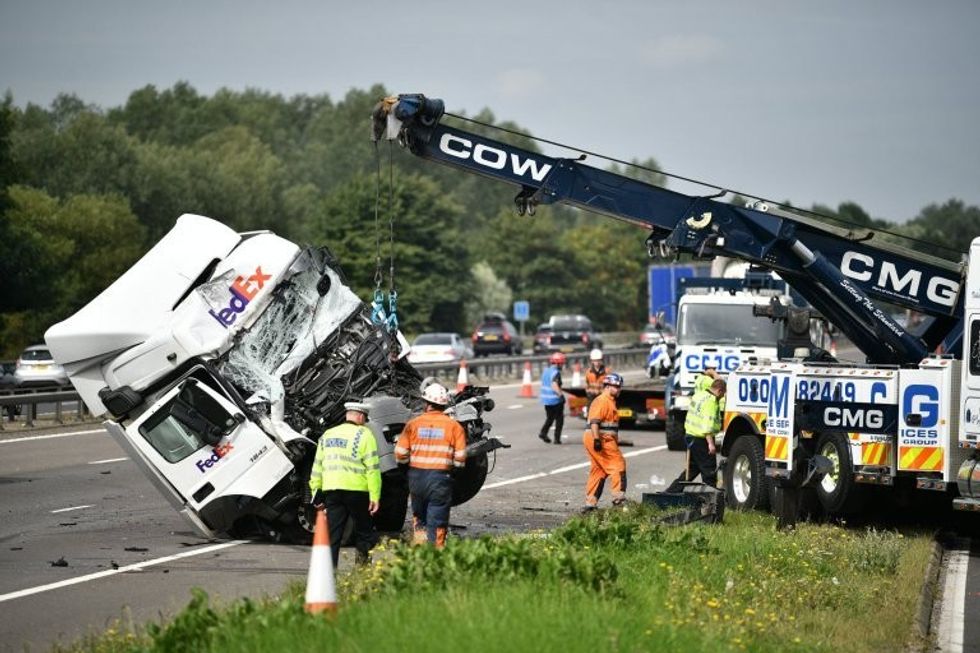 Përplasja mes dy kamionëve me një minibus ka lene tete te vdekur dhe tre te lenduar rende foto 4