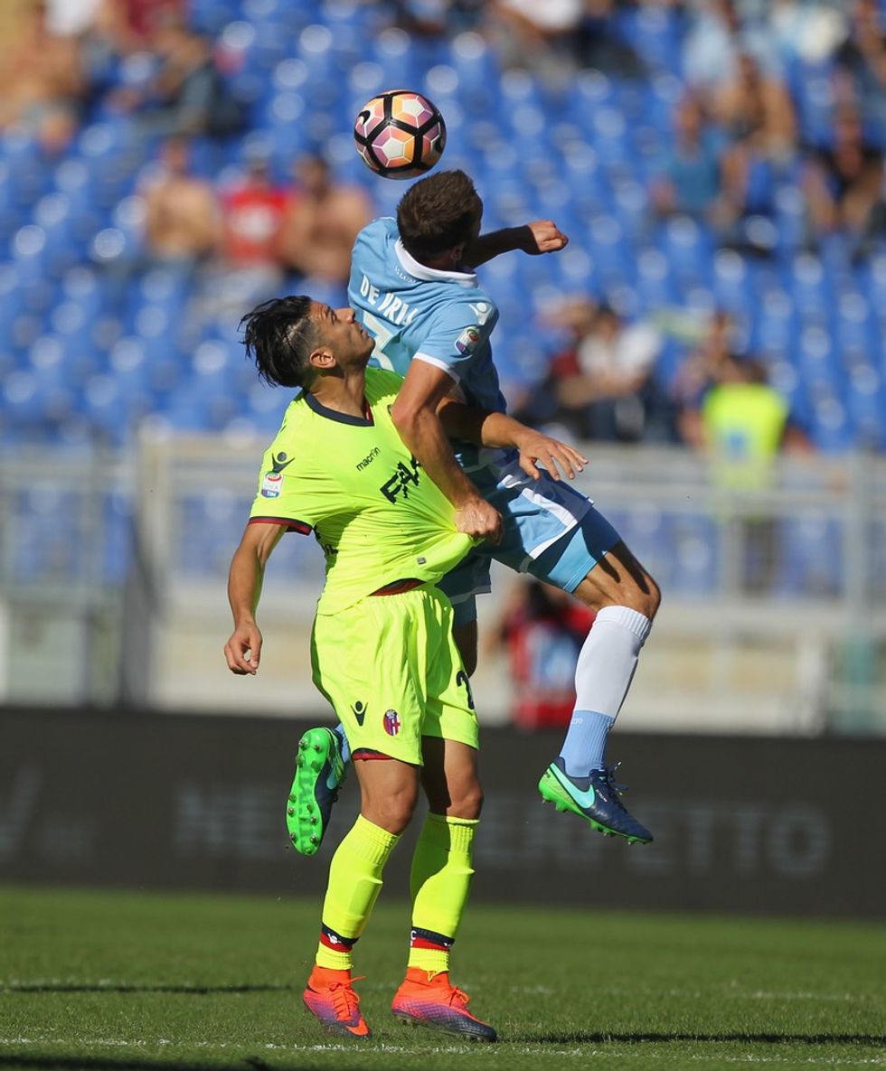 Përplasja ndërmjet Stefan de Vrij dhe Sergio Floccari. (Getty Images)