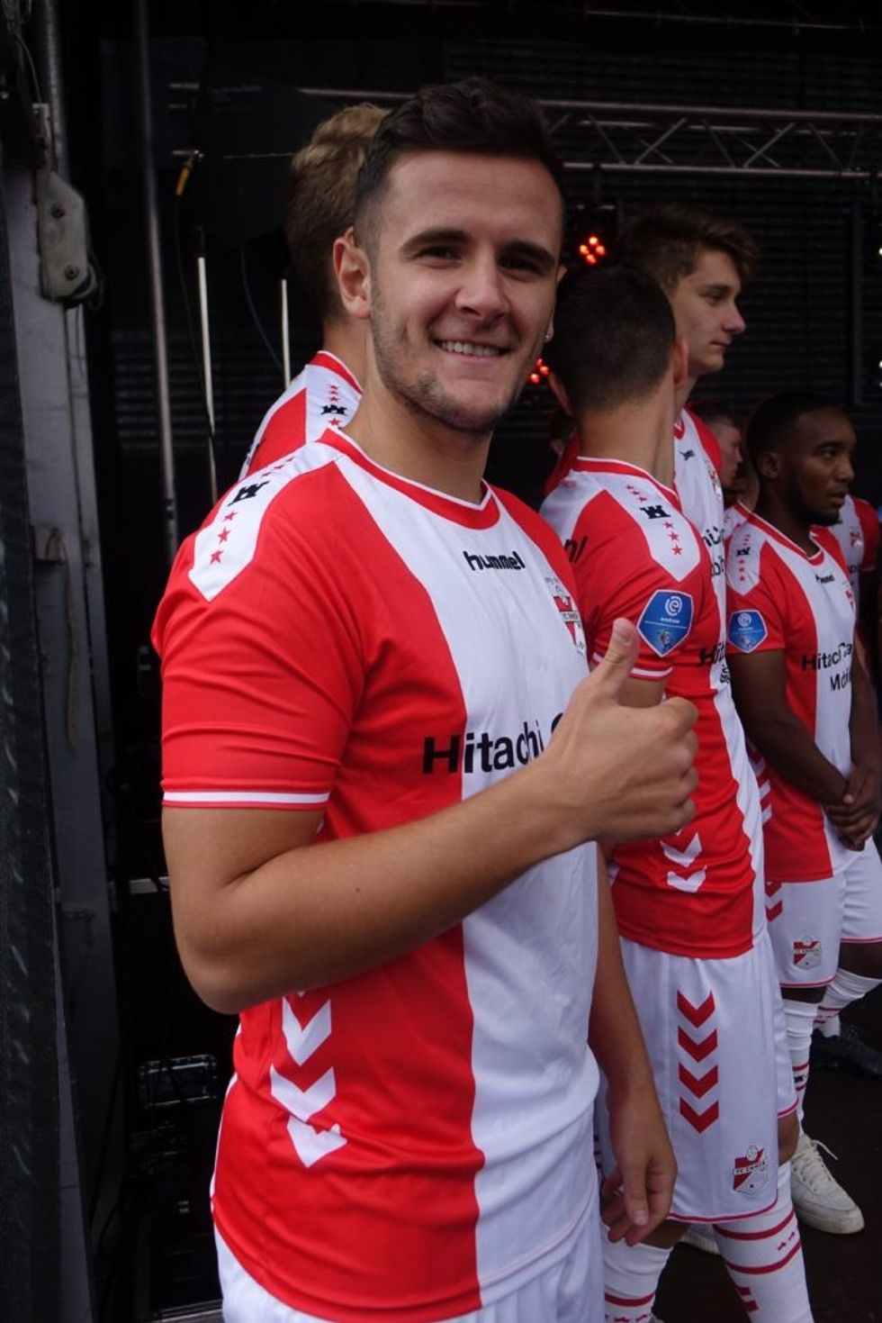 PERSBERICHT FC Emmen huurt Shani Tarashaj van Everton