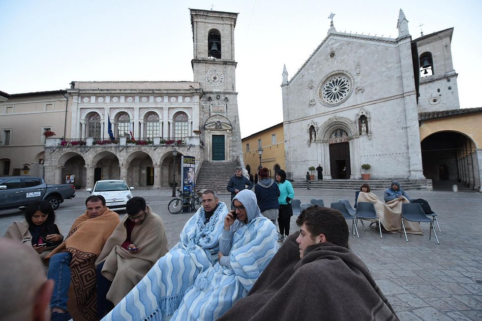 Persone in piazza a Norcia dopo la forte scossa di terremoto della notte. Norcia, 24 agosto 2016. ANSA/MATTEO CROCCHIONI