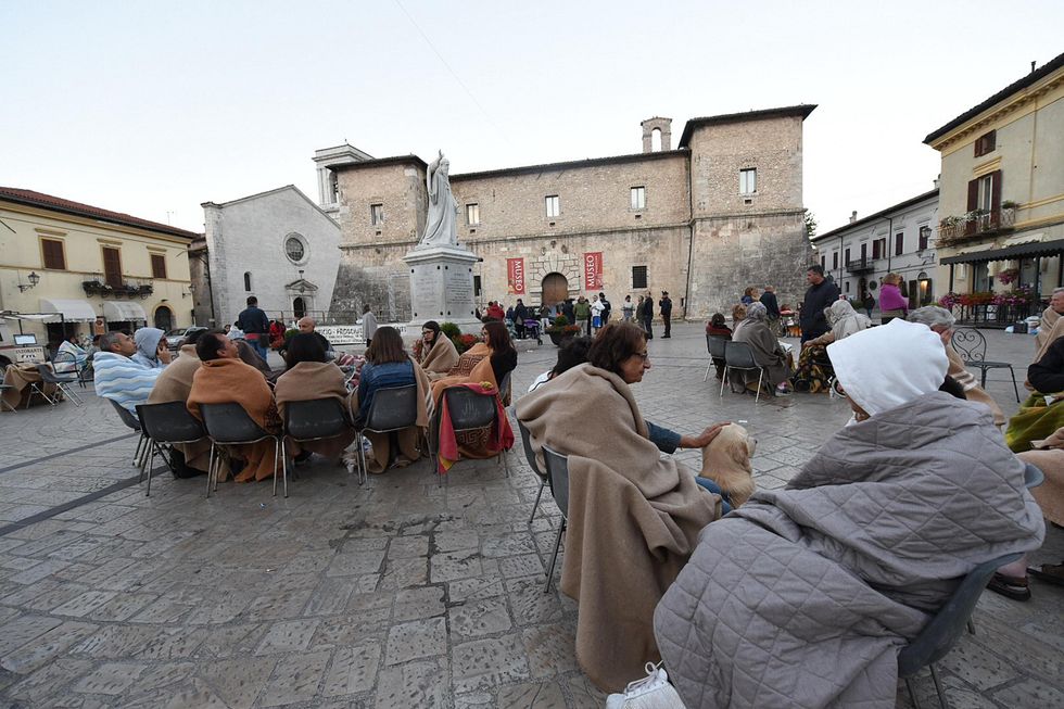 Persone in piazza a Norcia dopo la forte scossa di terremoto della notte. Norcia, 24 agosto 2016. ANSA/MATTEO CROCCHIONI
