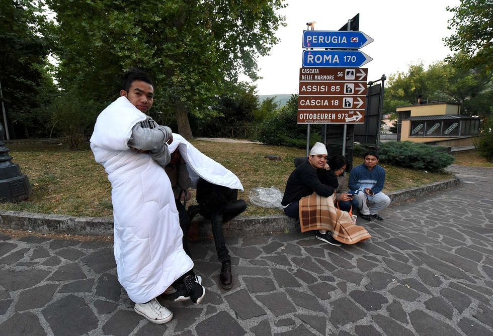 Persone passano la notte in strada a Norcia, dopo la forte scossa di terremoto della notteANSA/MATTEO CROCCHIONI