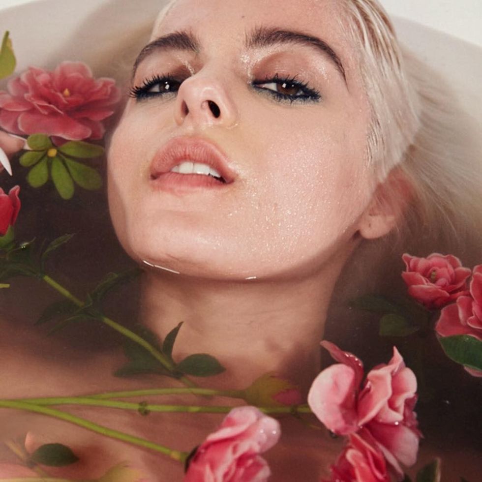 Përveç projekteve muzikore, ajo rri në kontakt me fansat përmes rrjeteve sociale