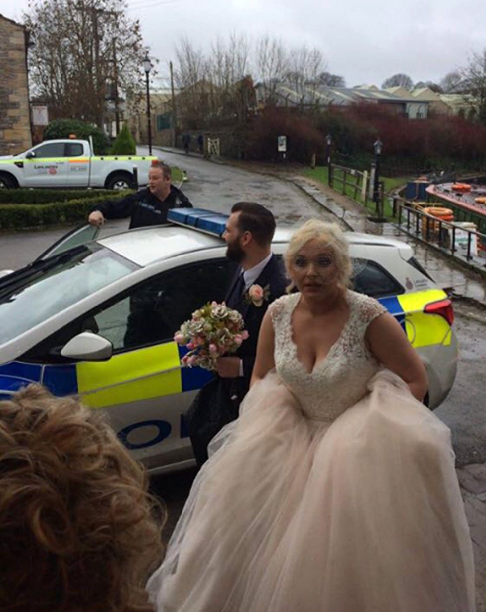 Pësuan ndeshje gjatë rrugës nusja dhe dhendri u derguan ne dasme me veturen e Policise foto 2