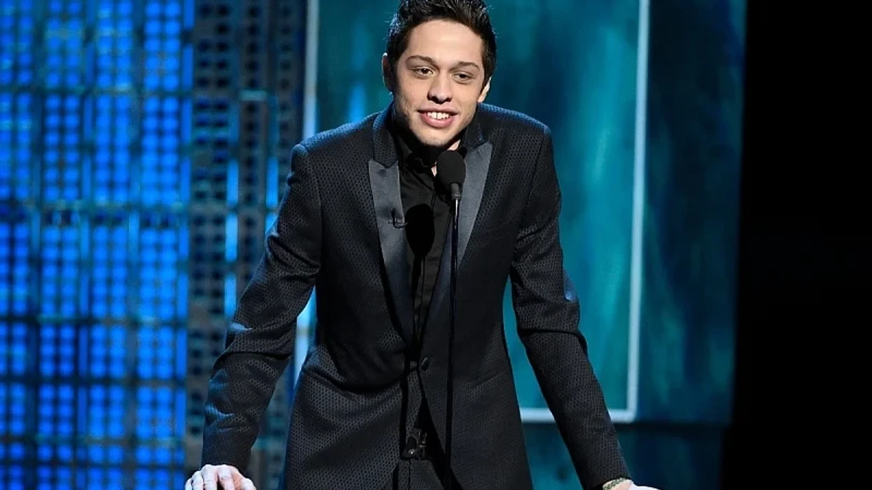 Pete Davidson emocionohet për të atin: Më pëlqen të mendoj se prania e tij është aty, ky vit ka qenë shumë më i vështirë