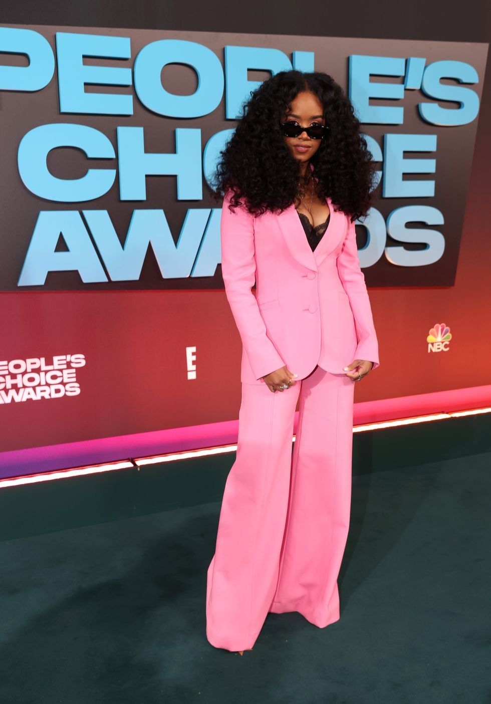 pictured h e r arrives to the 2021 peoples choice awards news photo 1638928778