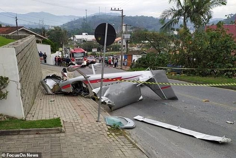 Pilot Fábio Reis and his passenger, Alessandro Cunhago, were forced to make an emergency landing after losing altitude and hit electrical cables on the way down