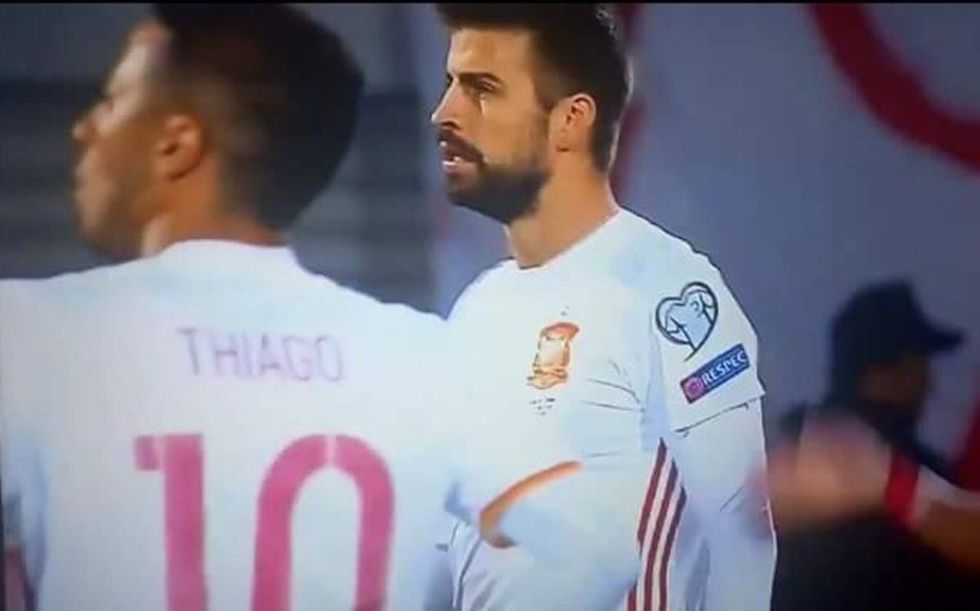 Pique kishte grisur pjesën e fanellës ku ishte flamuri spanjoll.