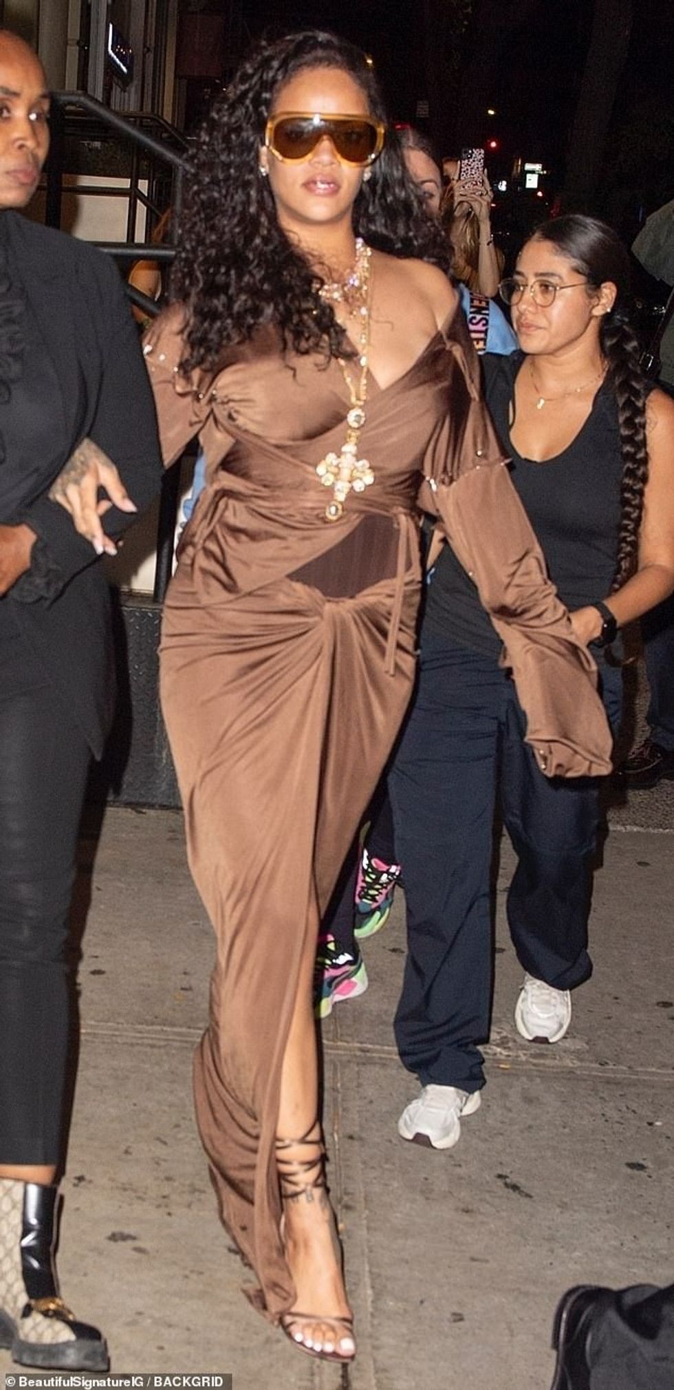 Pjesa e sipërme, të cilën fashionista e vendosi mbi një korse kafe, ra nga njëra shpatull dhe kishte mëngë shumë të gjata