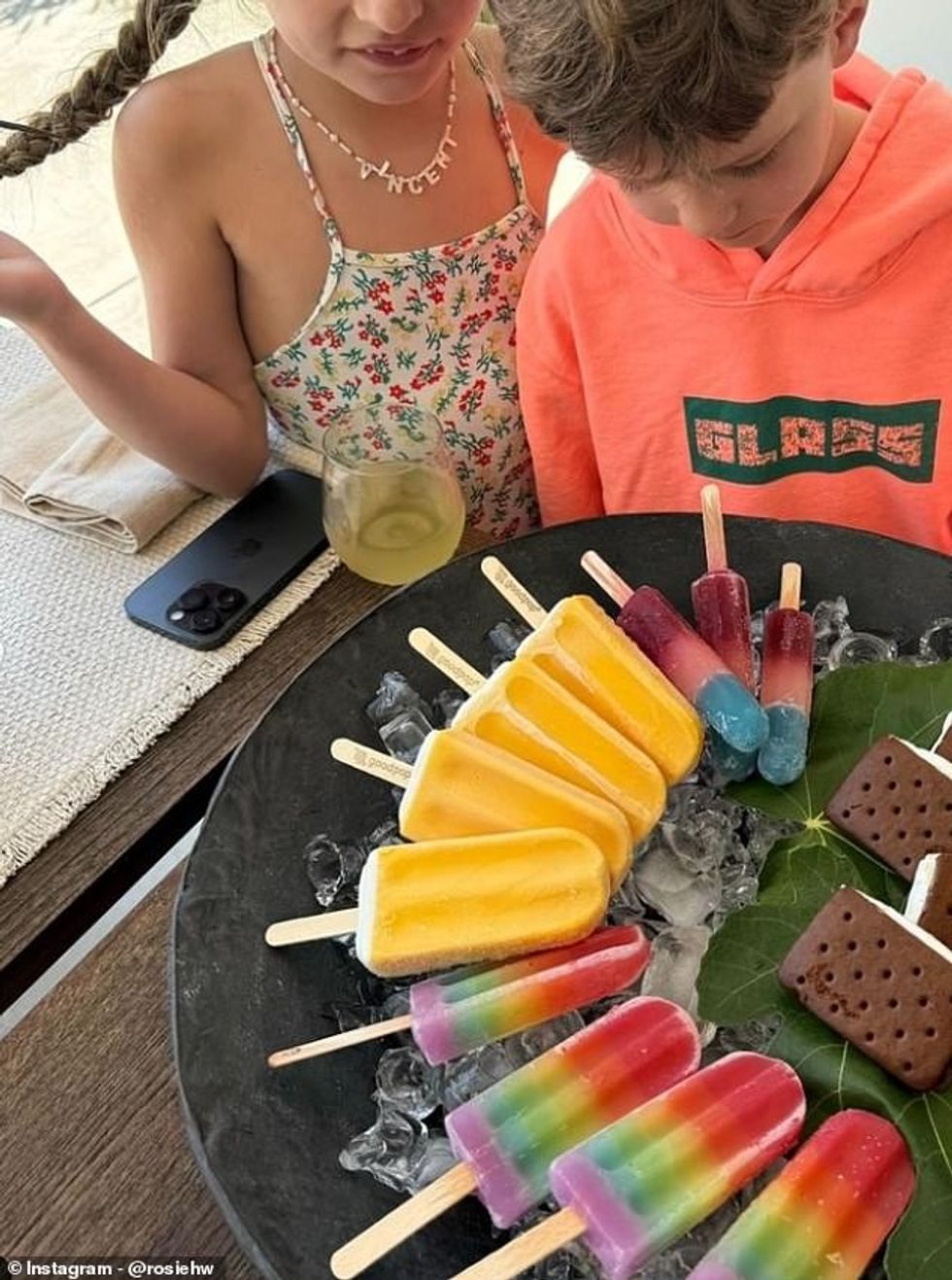 Pjesa tjetër e fotove të Rosie ishin të fëmijëve të saj, djalit Jack, 7, dhe vajzës Isabella, dy, të cilat ajo i ndan me të fejuarin e saj afatgjatë Jason Statham.