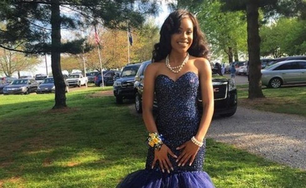 Plumbi e kapi aksidentalisht teksa persona nga dy vetura gjuheshin me armë zjarri.