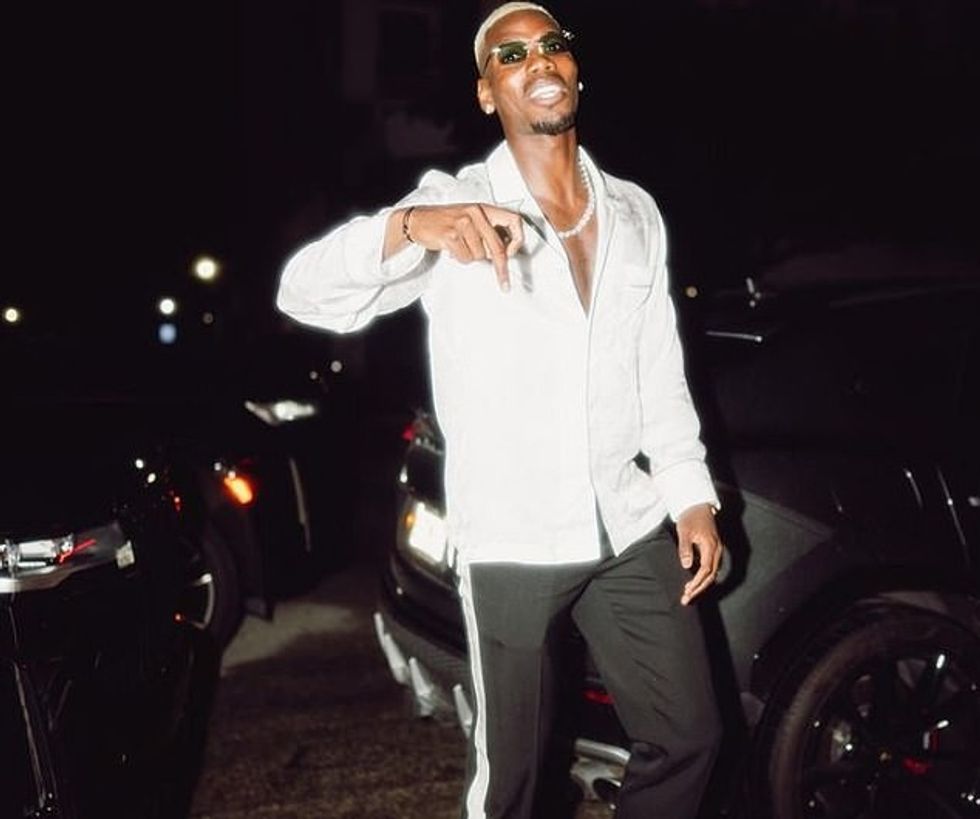 Pogba (në foto) pretendon se dy burra të armatosur thanë se ata 'e mbronin atë në mënyrë diskrete' gjatë një periudhe që zgjati më shumë se një dekadë, duke përfshirë gjatë dy periudhave në Manchester United, e fundit prej të cilave përfundoi në fillim të këtij viti. Në Torino, Paul Pogba thotë se e njohu vëllanë e tij Mathias mes atyre që erdhën në shtëpinë e tij për ta frikësuar.