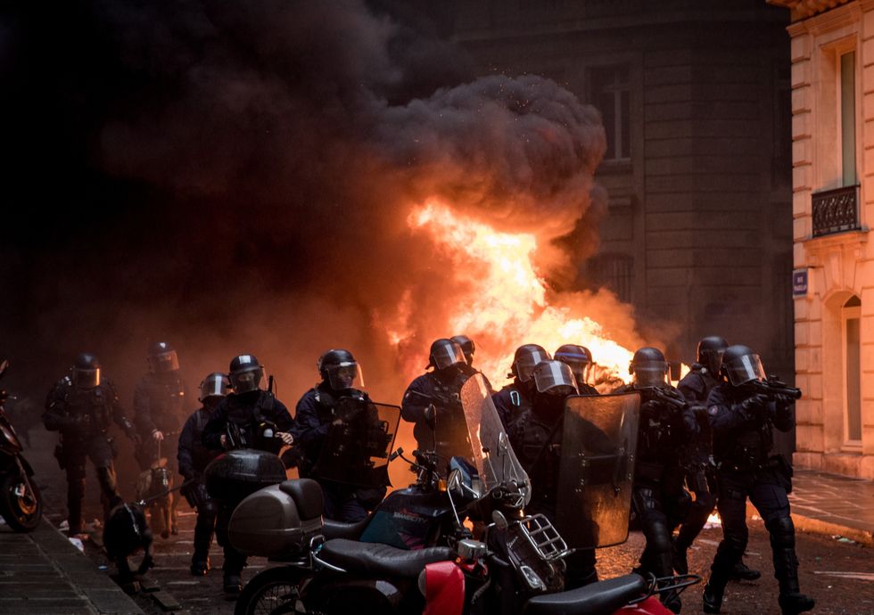 Policët francezë të trazirave kanë qenë gjithashtu të detyruar gjatë protestave të jelekverdhëve