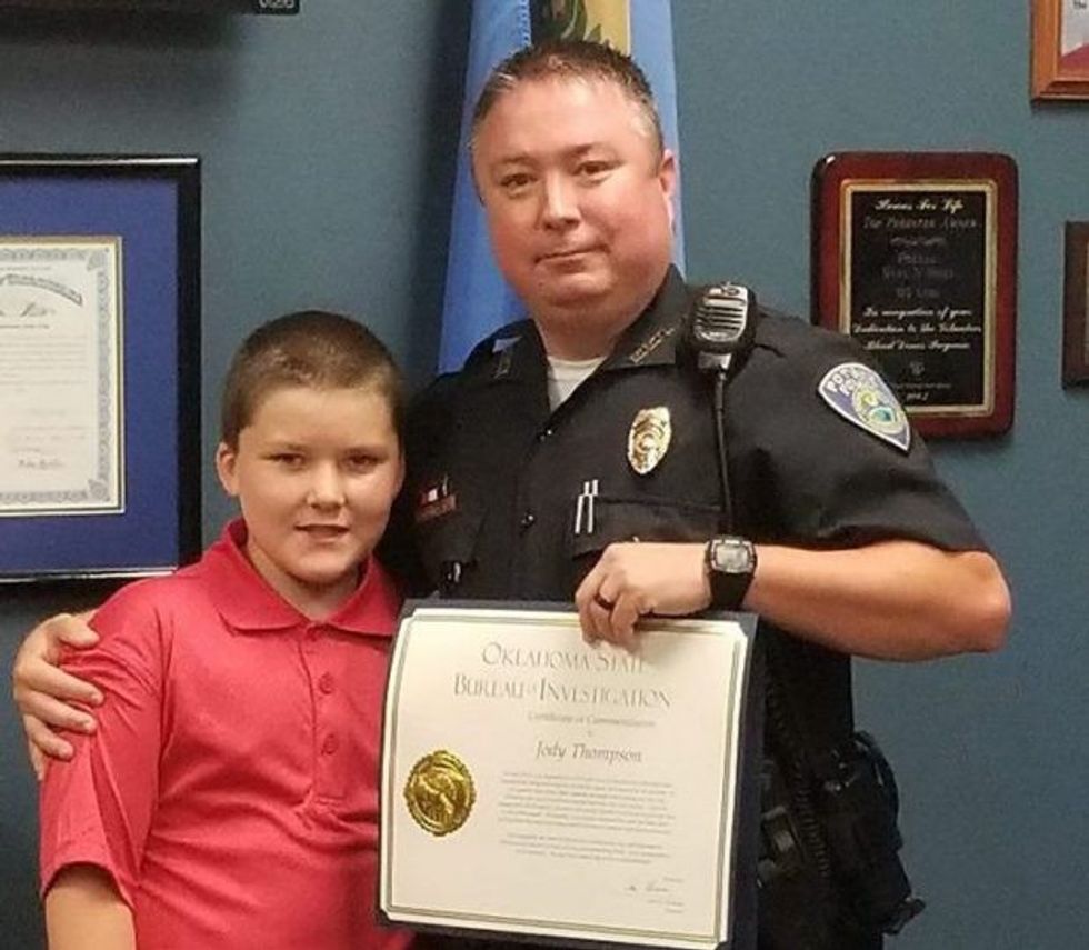 Polici adoptoi fëmijën e shpëtuar nga prindërit që e torturonin foto 2